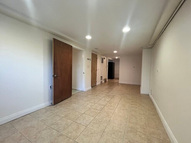 Foto del edificio - 4741 W Byron St