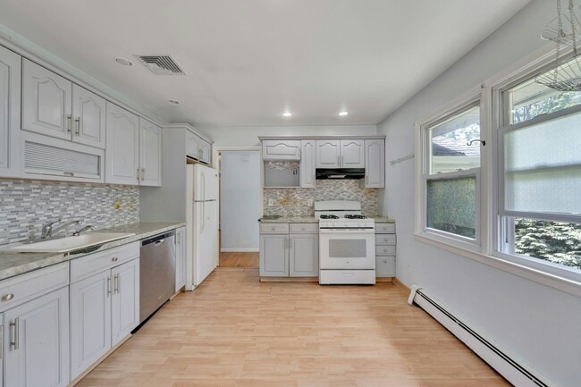 Building Photo - 106 Hillside Ave