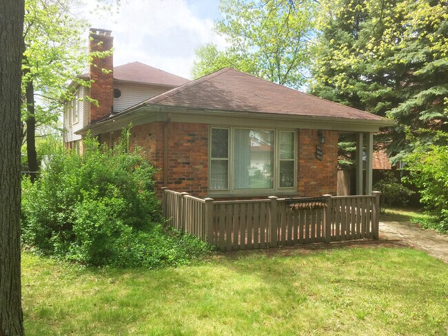 Front view of apartment complex. - 1421 W Farnum Ave