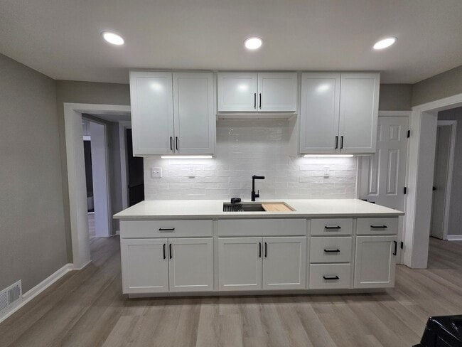 Newly Updated 3 bedroom 1 bathroom Apartment for Rent! - Newly Updated 3 bedroom 1 bathroom Apartment for Rent!