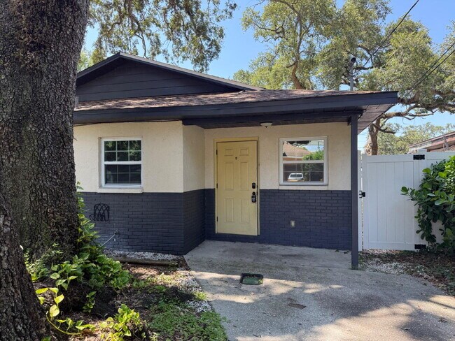 Foto del edificio - Charming 2-Bed Duplex in Tampa with Modern...