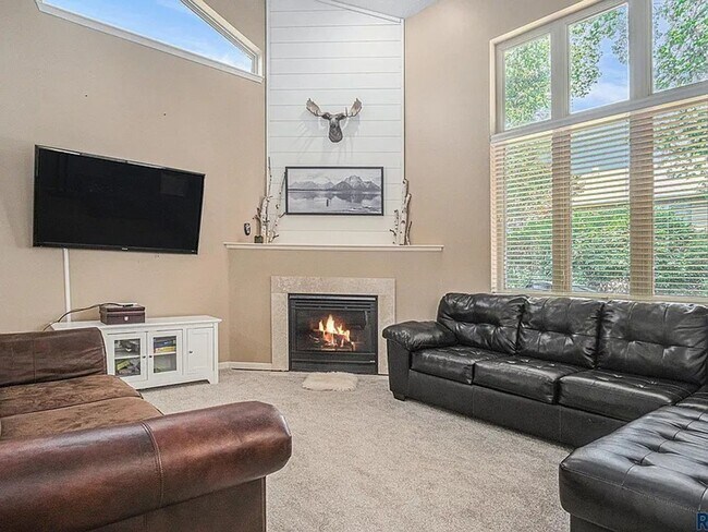 Foto del edificio - Charming 3-Bedroom Twin Home — 904?E?Jane?...