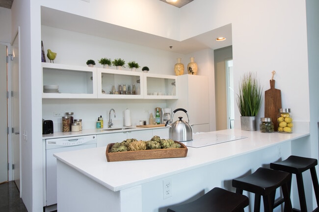 Photo - 930 Poydras Apartments