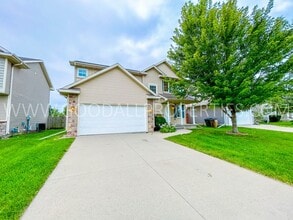 Building Photo - 9450 Red Sunset Dr