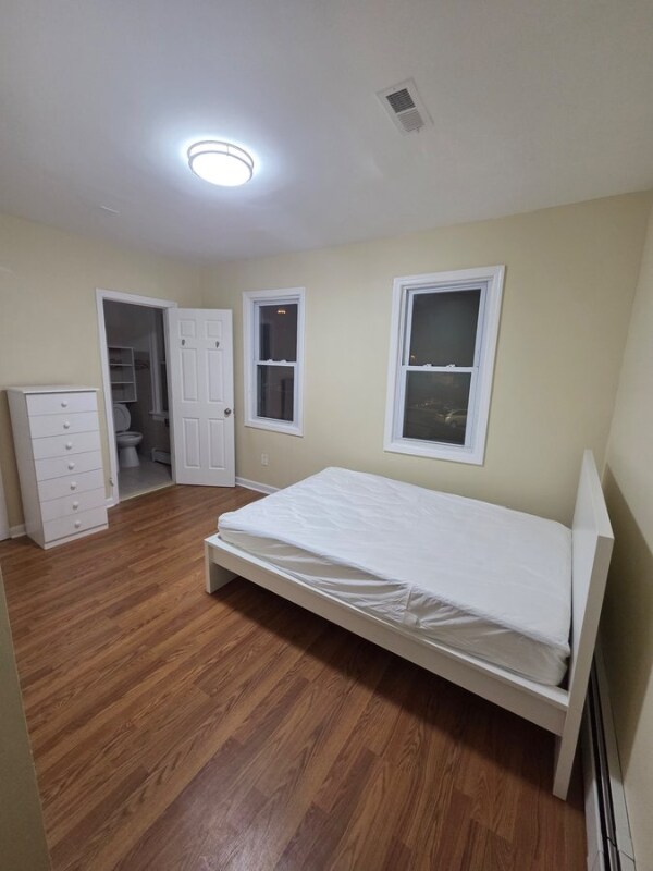 Foto principal - 202 Pierson St
