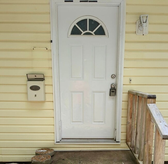 Building Photo - 2 Bedroom | 1 bath - Remodeled Unit Locate...