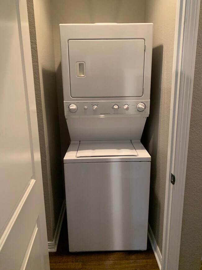 Cuarto de lavado y armario (a un lado) - 2874 W Lakewood Dr