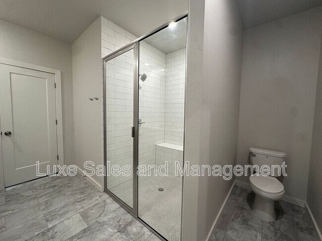 Building Photo - 2216 Fallview Dr