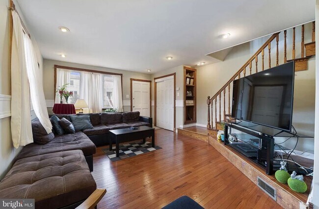Building Photo - Beautifully Updated 3 Bedroom House Availa...