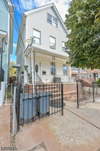 Building Photo - 907 Olive St