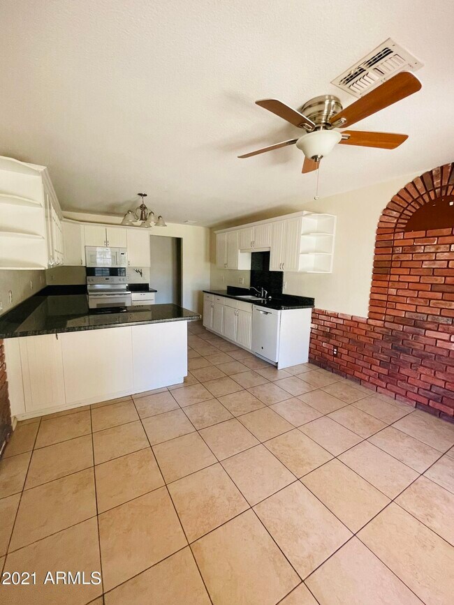 Foto del edificio - 10642 E Arbor Ave