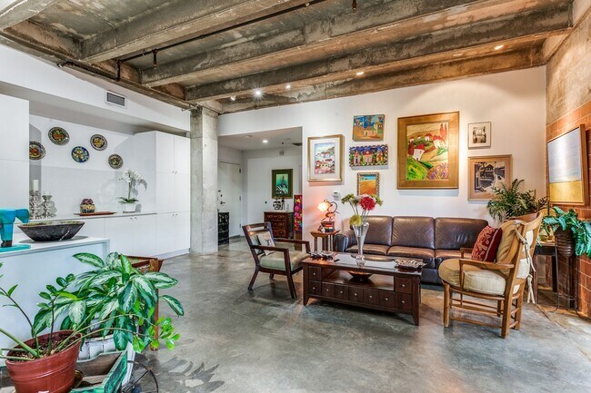 Foto del edificio - FANTASTIC 2-BEDROOM KING WILLIAM CONDOMINIUM