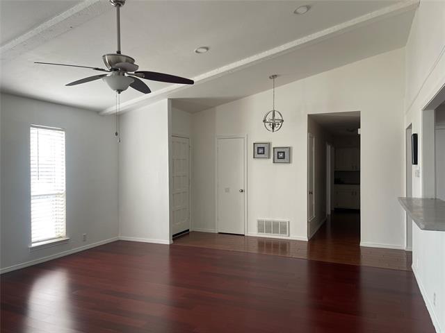Foto del edificio - 2409 Stoneleigh Dr