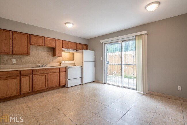 Building Photo - 2990 Macon Dr SE