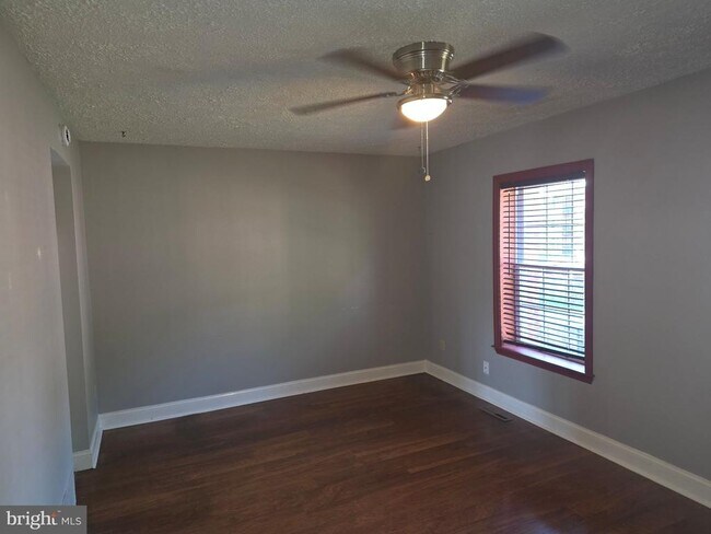 Foto del edificio - 8803 Hayshed Ln