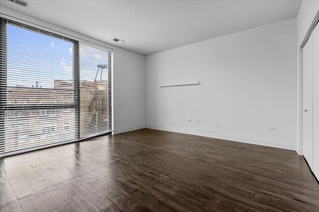 Foto del edificio - 830 N Milwaukee Ave