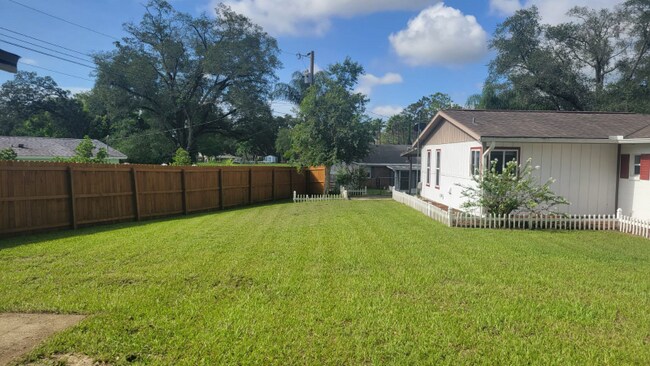 Foto del edificio - 110 Trafford Ave