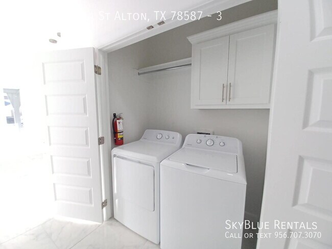 Building Photo - 1404 S Xanthia St