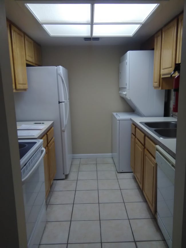 Building Photo - Really Nice 2 bedroom 2 bath room condo..