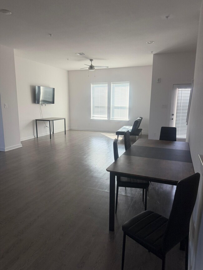 Building Photo - Room in Townhome on Leo Ln