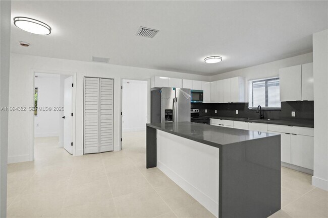 Foto del edificio - 5823 NW 30th Ave