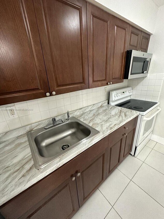 15960 NE 19th Pl Unit 4, North Miami Beach, FL 33162 Condo for Rent