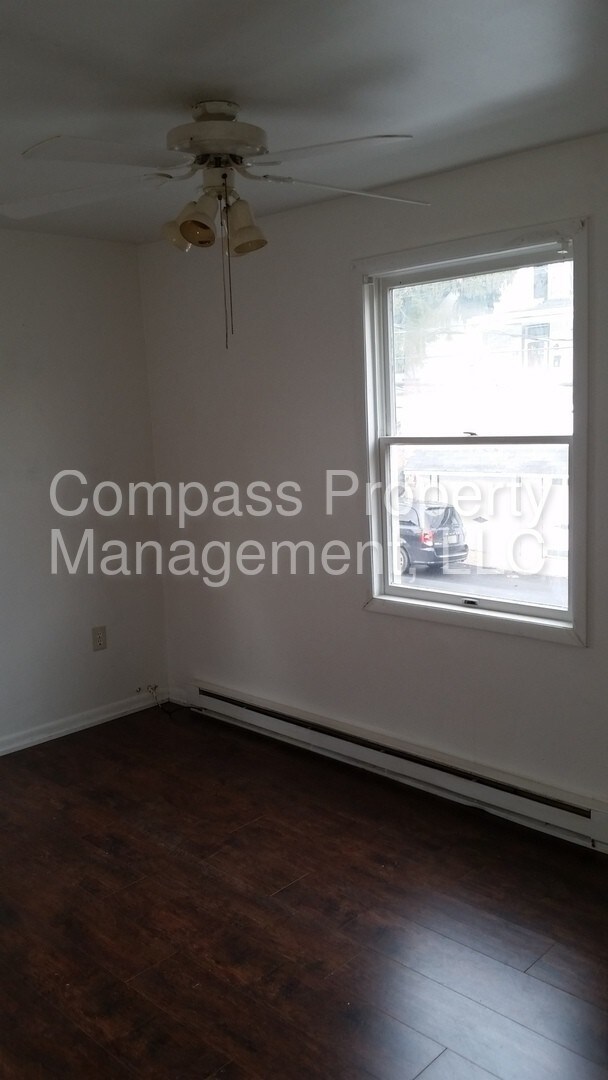Building Photo - 588 Coates St