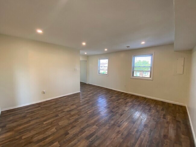 Building Photo - 1104 Thomas Rd