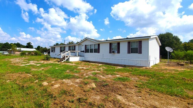 Foto del edificio - Spacious 4 bedroom with 3 FULL bathrooms nestled on 2 acres! MUST SEE!!!