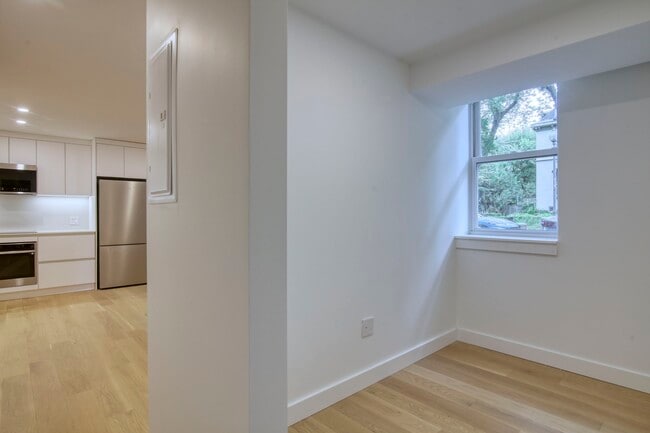 Building Photo - 10 Av. Rosemount