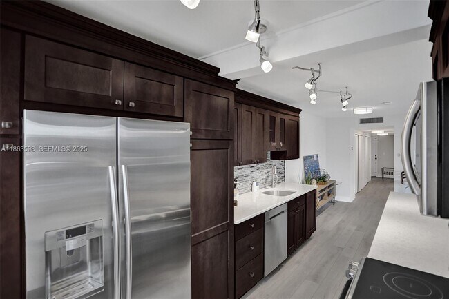 Foto del edificio - 1160 Hillsboro Mile