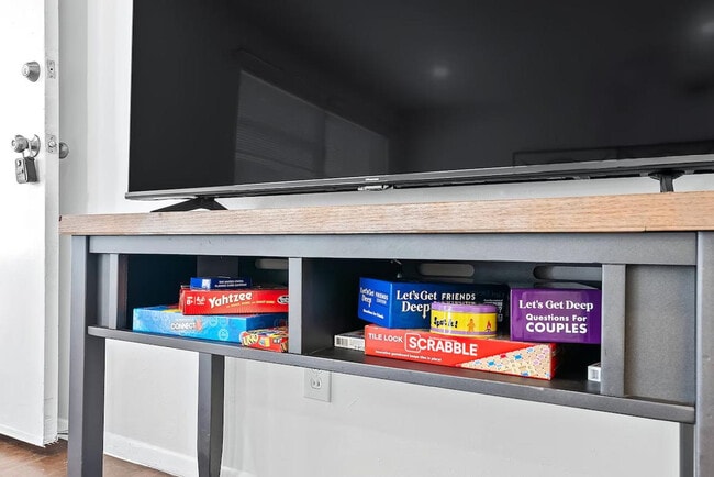 Building Photo - 814 Holiday Ave