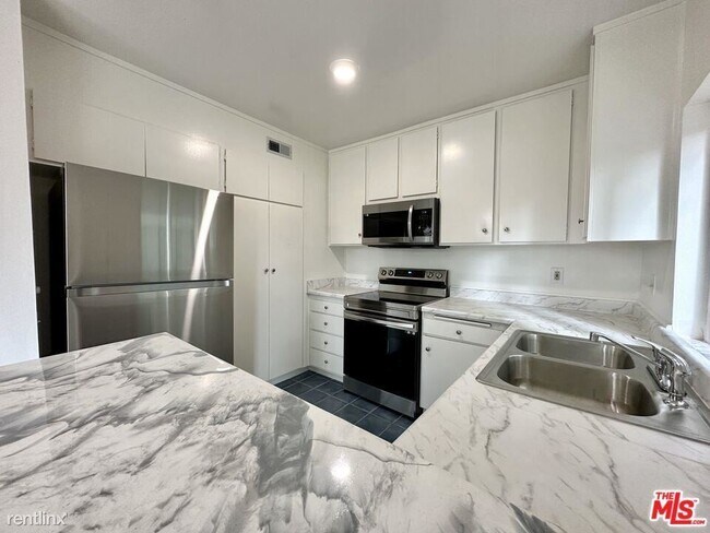 Building Photo - 2 br, 2 bath Condo - 2345 Roscomare Rd Apt...