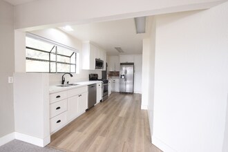 Building Photo - 155 W Cherry Creek Rd