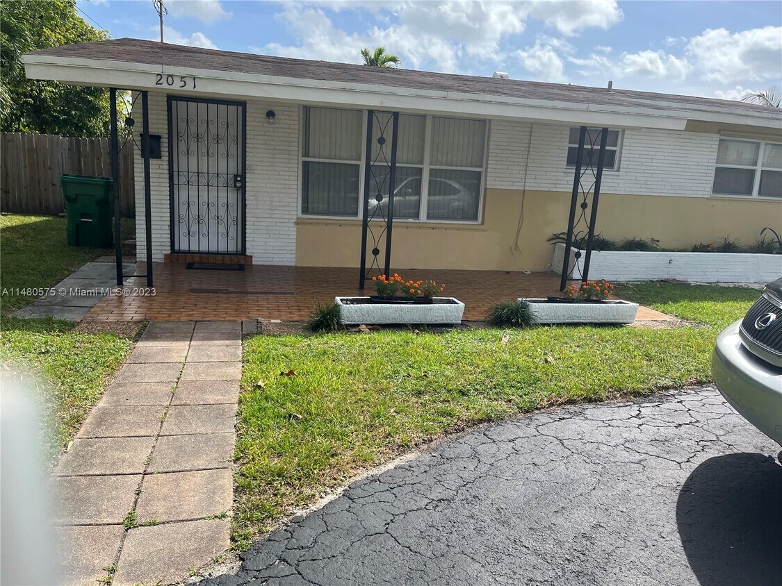 Primary Photo - 2051 Acapulco Dr