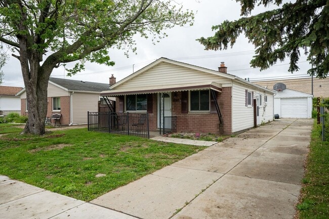 Building Photo - Charming Home