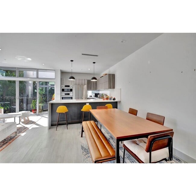 Building Photo - 2924 Bird Ave