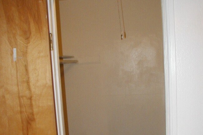 Walk-In-Closet - 4220 N First St