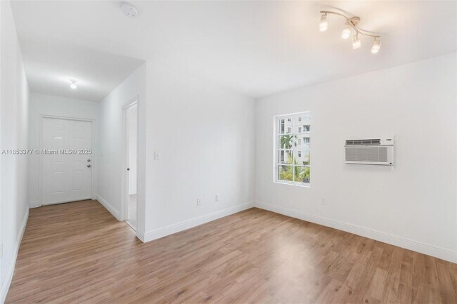 Building Photo - 410 76th St