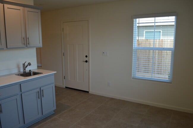 Building Photo - 624 Suzanne Dr