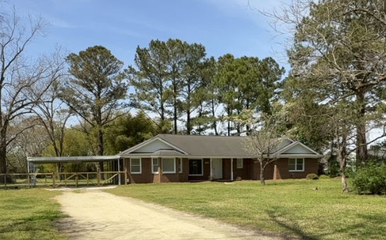 Building Photo - Beautiful 3 Bedroom, 2 Bath Home -135 Yate...