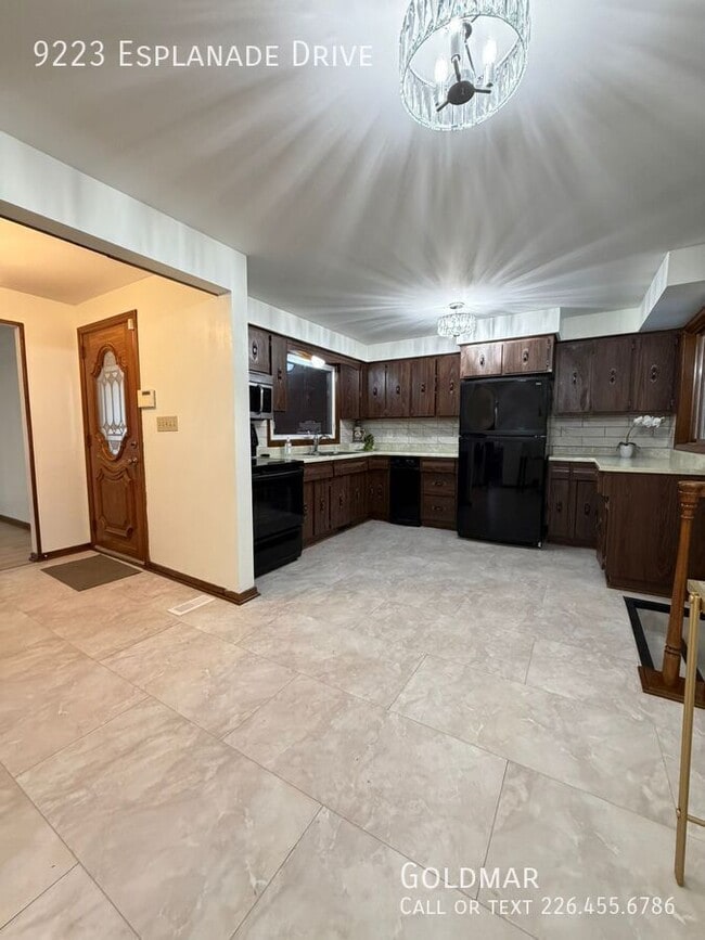 Building Photo - SFH Located in Forest Glade With Inground pool