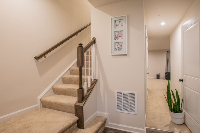 Building Photo - Exciting 3 BR/2.5 BA Townhome in Hanover!
