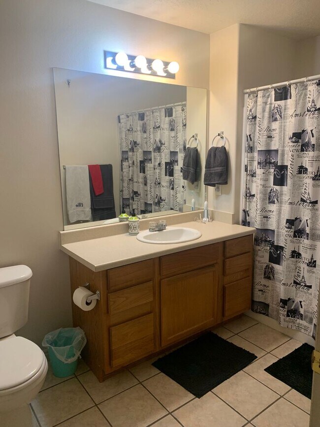 Foto del edificio - PRIVATE ROOM available at University Avenue Condos