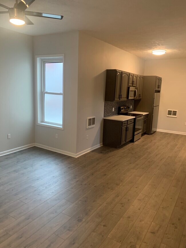 Sala de estar/Comedor/Cocina - 3022 Perrysville Ave