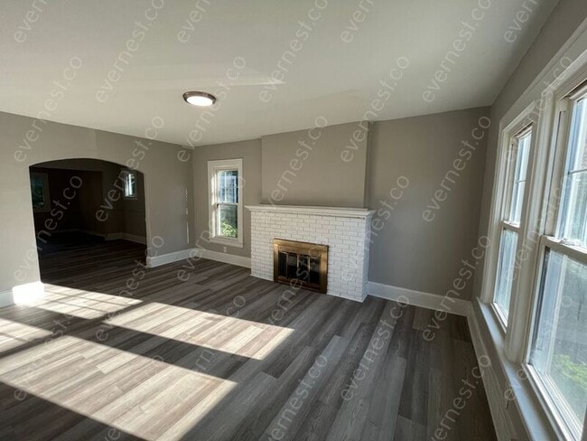 Building Photo - 922 Edgewood Dr