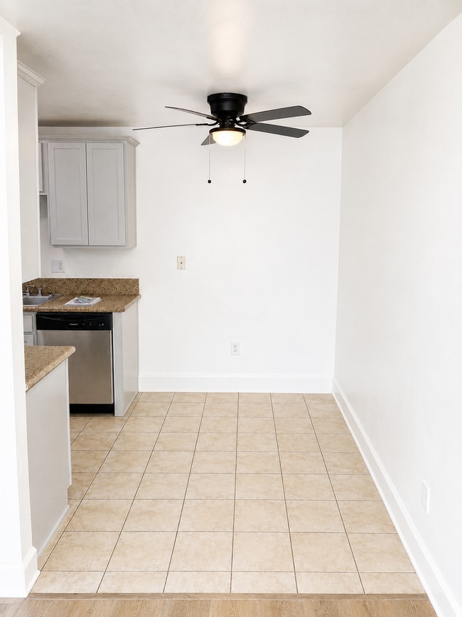 Building Photo - Beautiful Updated 2 Bed / 1.5 Bath Condo