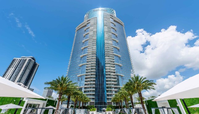 Edificio - 851 NE 1st Ave