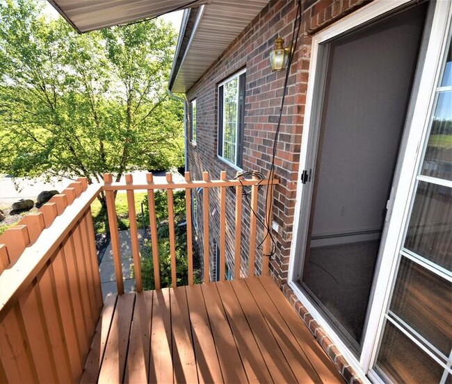 Building Photo - Large 3 Bedroom-White Lake