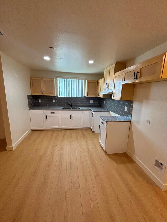Foto del edificio - 6210 Brynhurst Ave